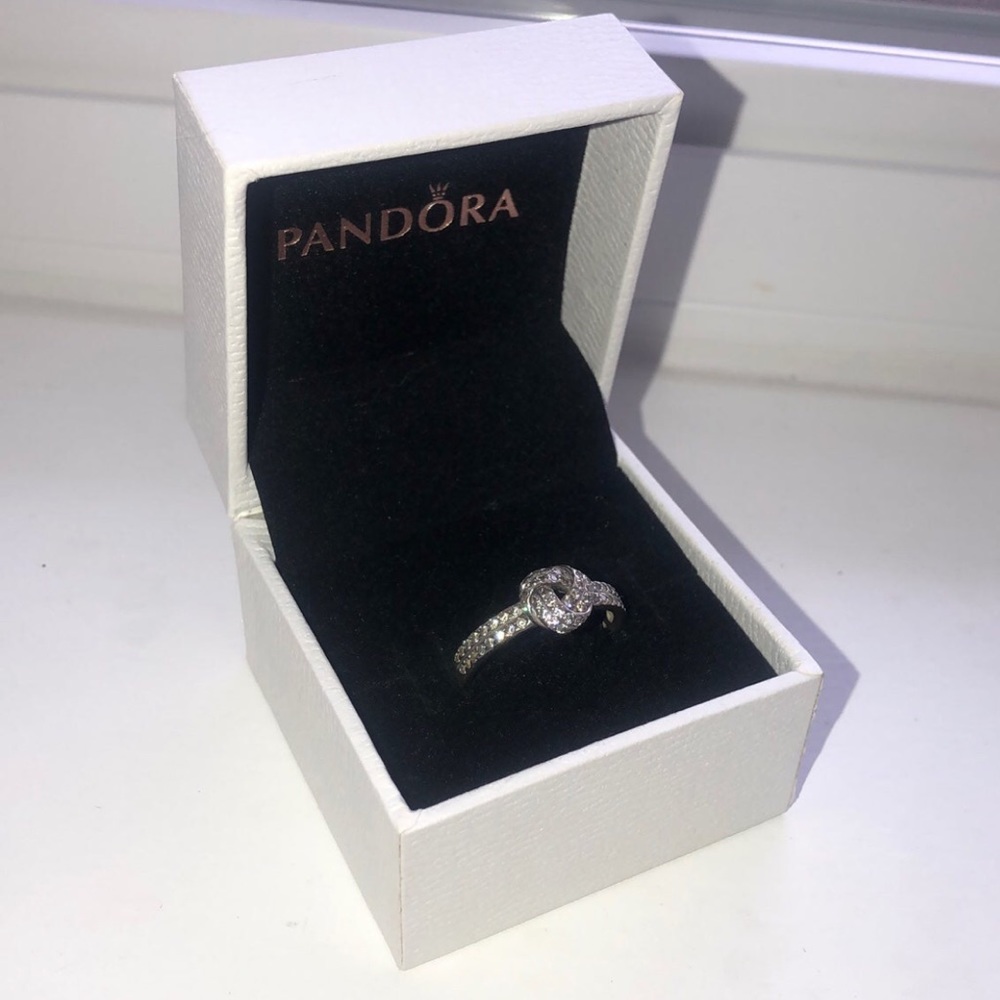 PANDORA Shimmering Knot Ring